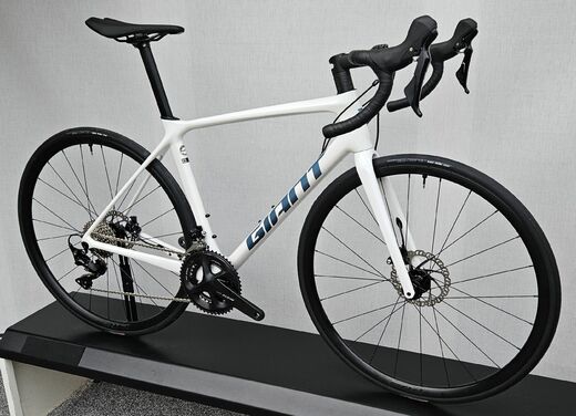 Giant 23 TCR Advanced 2 Disc UnicornWhite 2.jpg